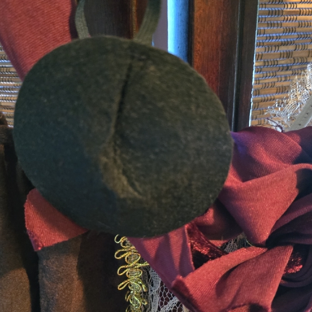 Elegant Lace and Velvet Like Costume. Includes pirate eye patch&headband tie. - Picture 3 of 9